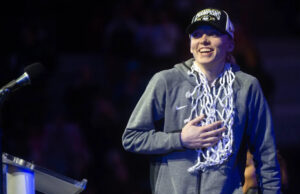 Foi relatado que os computadores de página assinaram um contrato de três anos com um salário anual esmagador