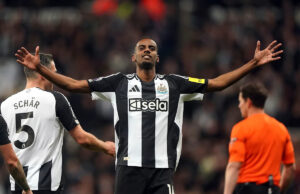 Palácio das raízes de Newcastle por 5-0 para ficar em terceiro na Premier League