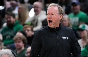 O treinador de incêndio do Phoenix Suns, Mike Budenholzer, depois de uma temporada chata com listas de alto valor