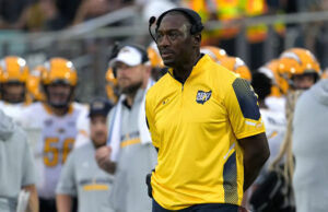 O treinador de futebol do estado de Kent, Kenny Burns, após a investigação