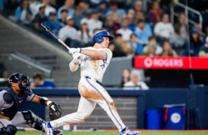 Rhoden atingiu o home run da primeira carreira, Santanda derrotou Blue Joyce Brav -3 -3 ao adicionar 3 -Run Homer