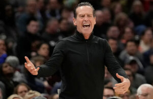 Kenny Atkinson, em Cleveland, ganhou o prêmio de Treinador do Ano da NBCA, depois de ter liderado a temporada de 649 vitórias