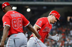 Os anjos chegaram à luva do fã Mike Trout para pegar uma pegada para longe do outfielder