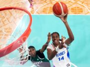 Dominic Malonga, da França, está entre os jogadores durante o draft da WNBA após o primeiro número de Buketers de porco a Pigeon.