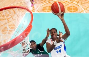 Dominic Malonga, da França, está entre os jogadores durante o draft da WNBA após o primeiro número de Buketers de porco a Pigeon.