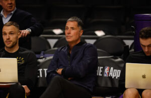 Os Lakers teriam assinado a extensão do gerente geral Rob Pelinka