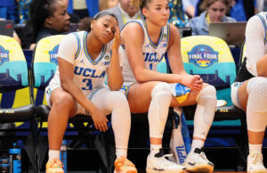 A UCLA Junior London Jones viu uma jornada em massa, foi relatado que Jenia Barker se juntou à entrada do portal de transferência no relatório