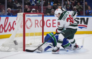 A polegada de beno perto de brincar, rally para derrotar Kanks no OT 3-2 em OT