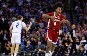 O guarda de basquete do Alabama, Labron Phillon, anuncia para o draft da NBA