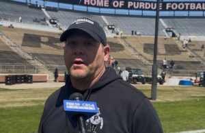 VÍDEO: Barry Odom, jogadores de Pardo conversam após a vitrine da primavera de sábado