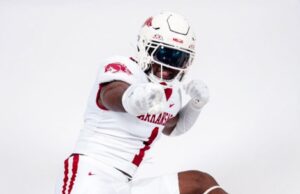 Troy Transfer Pass-Rusher Sinais com Arkansas