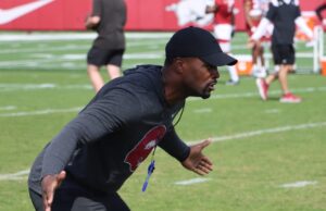 Arkansas Maine assina Shakur Smals defensivo Shakur