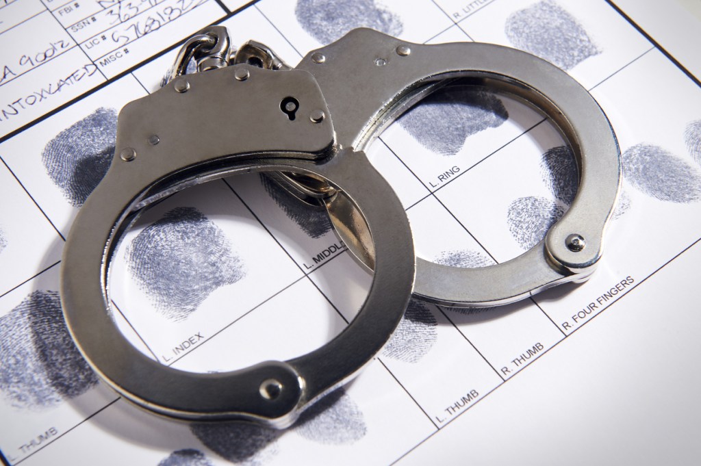 Prisão feminina por causa da suspeita de crime odioso em Palo Alto
