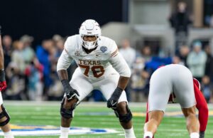 OT Calvin Banks inspeciona os cardais