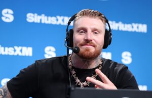 Assistente de futebol do leste de Michigan GM chamado Maxex Crossby