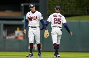 Byron Bookston, Carlos Korea deixa os gêmeos depois de ferir após a colisão da cabeça da cabeça