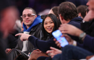 Suni Lee conversou com os fãs com a presença de Courtside durante o jogo da NBA