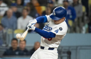 Tommy Edman, de Dodgers, faltando o 2º lugar diretamente com o tornozelo Dore da porta no Bravse Series abridor