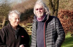 Jardins da casa de Norfolk Village para proibir o público do caminho estreito por alguns milhares de bolsos de vários milhares de bolsos a casais de pensão