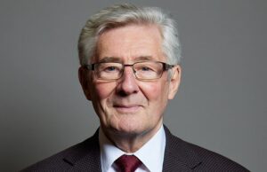 Publicado: Sir Tony Lloyd se juntou à esposa após sua morte por leucemia aos 73 anos de idade