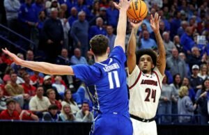 Chaki de Basquete de Wisconsin Hepburn é convidado para o acampamento da NBA G League