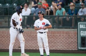 Andrew Dutton HRK em Auburn Basbol atingiu a primeira batida da HRK na temporada