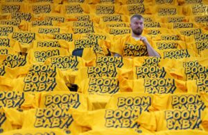 Fã de Indiana se levanta muito rapidamente, fica sozinho, se torna viral