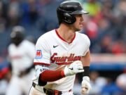 Nolan Jones atinge o home run da Little League no jogo Guardians-Angeles