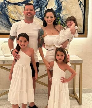 87175261-14579703-Christopher_Scholtes_37_was_allowed_to_take_a_Hawaiian_family_ho-a-1_1746810316623.jpeg