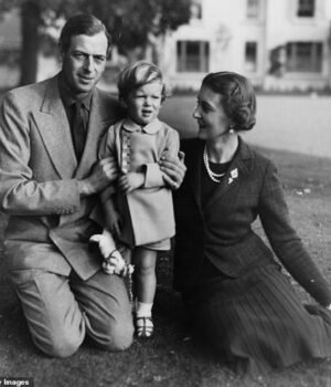 97777245-14655133-The_late_Duke_of_Kent_with_his_wife_and_son_Prince_Edward_the_cu-m-2_1745925431694.jpeg