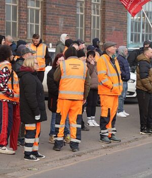 97827753-14734049-Bin_workers_on_strike_outside_the_Council_depot_Atlas_Depot_in_T-a-7_1747806133373.jpeg