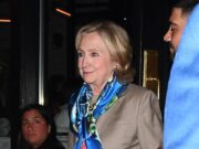 Hillary Clinton, 77, não parece estranha em fotos de tout-face durante a noite da data com Bill