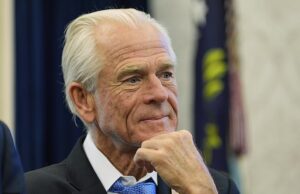 O associado de Top Trump diz que a Grã -Bretanha agora é ‘servo comunista da China’ e em breve estará ‘seco’ por Pequim