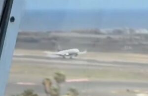 O momento horrível é forçado a cancelar os momentos do jato de passageiros de Ryania de um lado para o outro e depois tocaram a tempestade de Tenriff