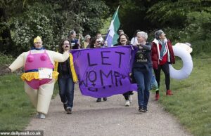 Direitos femininos promove Hampd Heth Lies, perucas e regras masculinas de ladra-lady-sed-id em piscina
