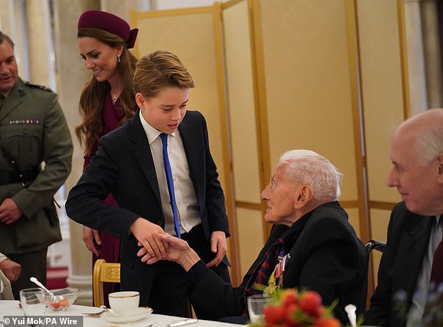 Treinamento King: Príncipe George, 1, Kate e William mostraram a corda quando ele conheceu veteranos do Wii na festa de dipadia
