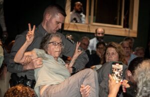 A prefeitura republicana no subúrbio de Lifi New York se resume ao caos por causa da mulher feita pelas tropas estaduais