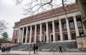 O governo Trump levantou guerra contra Harvard com novas ameaças para impedir todos os novos subsídios federais