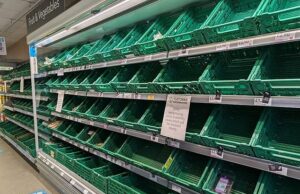 A cooperativa fica com prateleiras vazias depois que o supermercado foi atingido por um ataque cibernético que roubou dados pessoais de 20 milhões de clientes