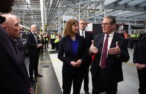 O ministro se recusa a recusar a reviravolta do subsídio de combustível de inverno, porque a crise de Starma está na reunião do gabinete depois que as eleições locais de trabalho desapareceram.