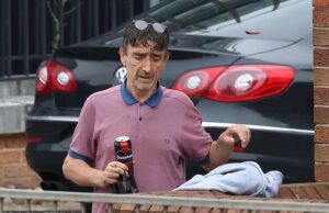 O roubo estúpido que estava preso na janela da família e depois gritou: ‘Ajude -me, estou preso!’ Estão presos por 18 meses