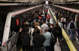 Os roubos de cabo de cobre trazem a principal rota ferroviária espanhola para um estagnado com mil presos – alguns dias após o blecaute ser jogado no caos por blecaute