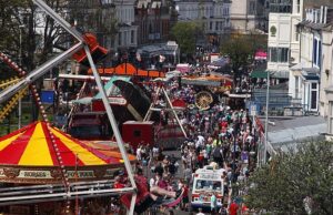 ‘O carro de Fanfire Ride está com defeito e a criança ficou gravemente ferida depois de ser submersa em vários metros de solo’