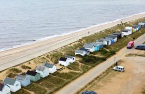 Nossas cabanas de Norfok Beach estão incompletas depois que a taxa de tarifa do conselho gananciosa é aumentada. Ninguém quer comprá -los agora – não há outra maneira senão nos pagar