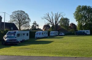 Rapaz, três, carros ficaram gravemente feridos durante a lesão pela Carvã quando os viajantes montam o acampamento ilegalmente no playground da escola