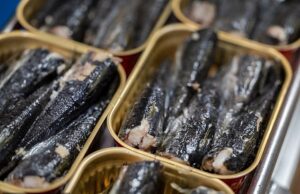 As prateleiras de ‘déficit’ dos itens domésticos populares estão vazios e os compradores estão lutando para procurá -lo