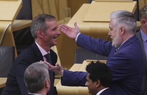 Lágrimas como MSPs de volta ao suicídio assistido por 14 votos