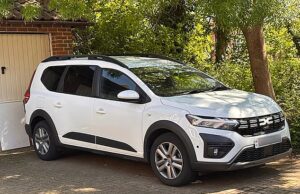 O motorista ficou aterrorizado para usar seu carro novo depois de aplicar automaticamente os freios de emergência enquanto dirigia