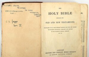 Simpatia pelo diabo! A Bíblia Mick Jagar deixou para trás em sua casa de infância que os nomes dos novos proprietários atordoaram quando viram o nome