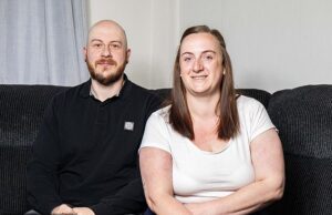 Sal de cama! Depois de uma mistura de gestos românticos, o hotel coloca a cama cobre quando a tentativa do marido de surpreender sua esposa corre errado